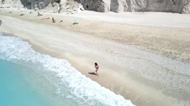 Deniz manzaralı, mavi suyu olan bir kadın.