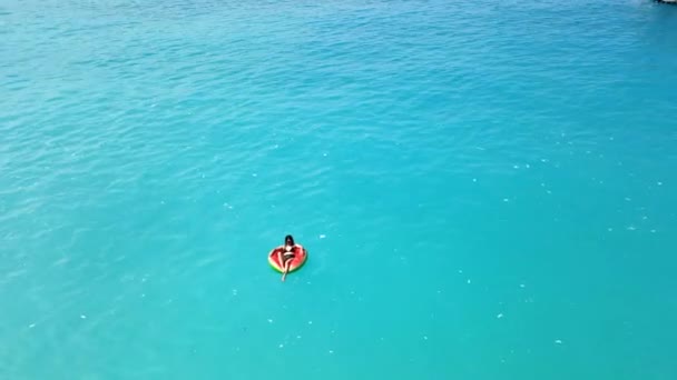Vista aérea da mulher no anel flutuante — Vídeo de Stock
