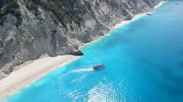 エグレメニ・ビーチの空中ビュー左側の島ギリシャ — ストック動画