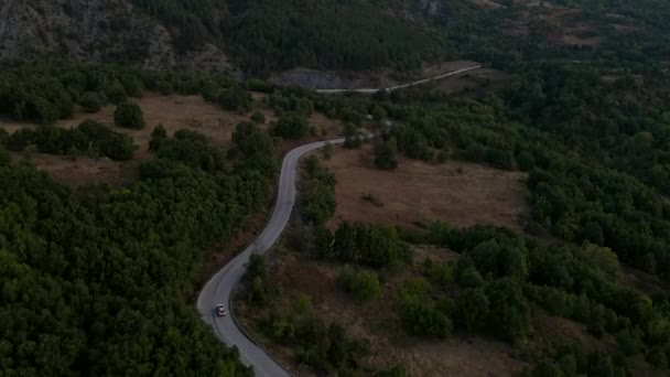 沿着希腊山路行驶的越野车的航拍图 — 图库视频影像