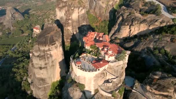 Luftaufnahme der thessalischen Berge Felsen Tempel auf der Spitze der Klippe — Stockvideo