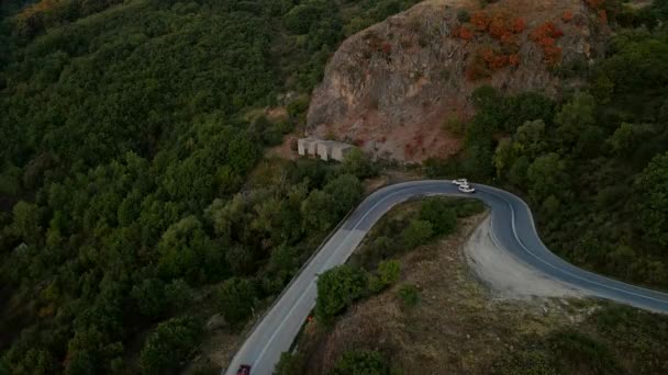 Widok z lotu ptaka SUV-a samochód poruszający się grecką drogą górską — Wideo stockowe