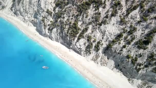 Vanuit de lucht uitzicht op egremni strand lefkada eiland Griekenland — Stockvideo