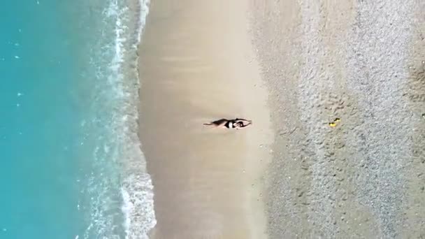 Felső nézet nő a tengerparton kék vízzel — Stock videók
