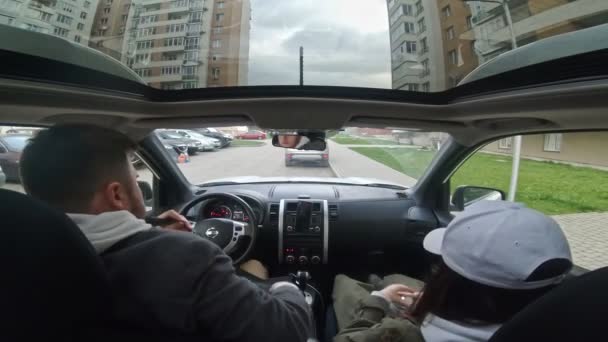 Couple en voiture conduite en ville — Video
