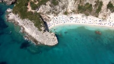 Güneşli yaz günlerinde solkas sahilinin hava manzarası. İnsanlar Yunanistan 'da güneşleniyorlar.
