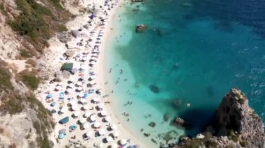 Güneşli yaz günlerinde solkas sahilinin hava manzarası. İnsanlar Yunanistan 'da güneşleniyorlar.