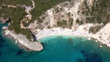 Güneşli yaz günlerinde solkas sahilinin hava manzarası. İnsanlar Yunanistan 'da güneşleniyorlar.