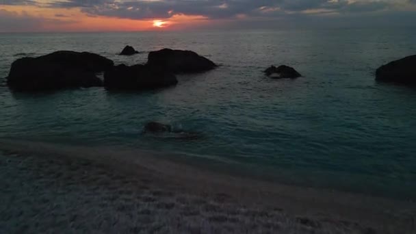 Pareja reunión puesta de sol sobre el mar en la playa — Vídeos de Stock