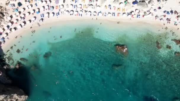 Vista aerea della spiaggia di Lefkas a soleggiata giornata estiva persone prendere il sole vacanza in Grecia — Video Stock