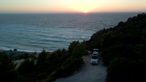 从空中俯瞰希腊海滩上方的日落 — 图库视频影像
