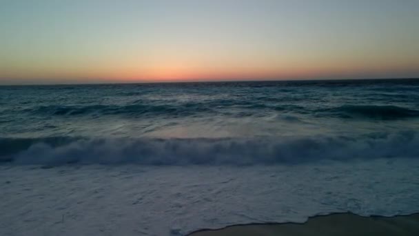 Vista aerea del tramonto sopra il mare ionico tempestoso — Video Stock