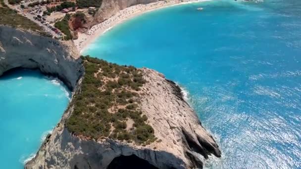 Воздушный вид на пляж Порто Кацики Греция отдых — стоковое видео
