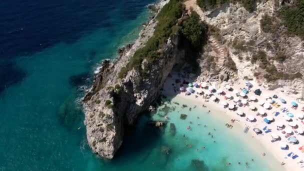日当たりの良い夏の日の人々日光浴ギリシャの休暇でレフカスビーチの空中ビュー — ストック動画