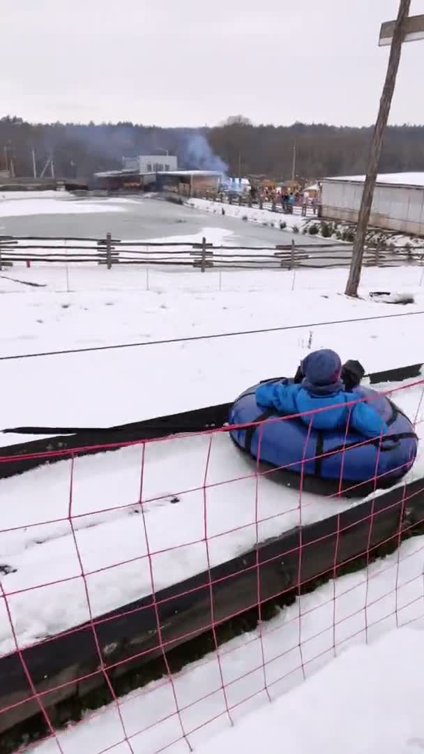 Lviv, Ukraine - 30. Januar 2021: Leute haben Spaß im Snowtubing Park — Stockvideo