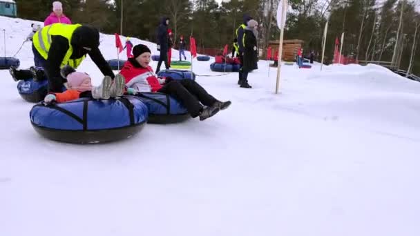 Lviv, Oekraïne - 30 januari 2021: mensen die plezier hebben in het snowtubing park — Stockvideo