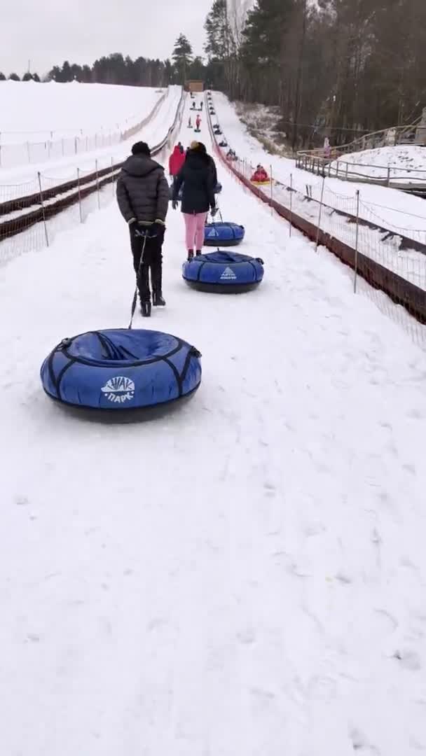 ウクライナのリヴィウ- 2021年1月30日:雪のチューブパークで楽しんでいる人 — ストック動画