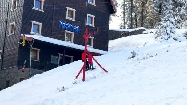 Драгобрат, январь - 13 января 2021 года: перетягивание каната горнолыжниками и сноубордистами — стоковое видео