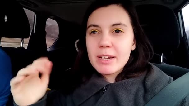 Mujer disparando vlog mientras monta en coche — Vídeos de Stock