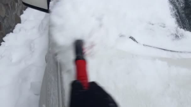 Schone auto van sneeuw bij sneeuwval — Stockvideo