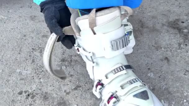 Kobieta założyła buty narciarskie — Wideo stockowe