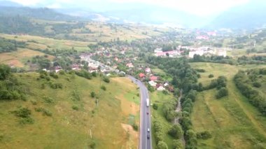 Dağlardaki trafiğin havadan görünüşü