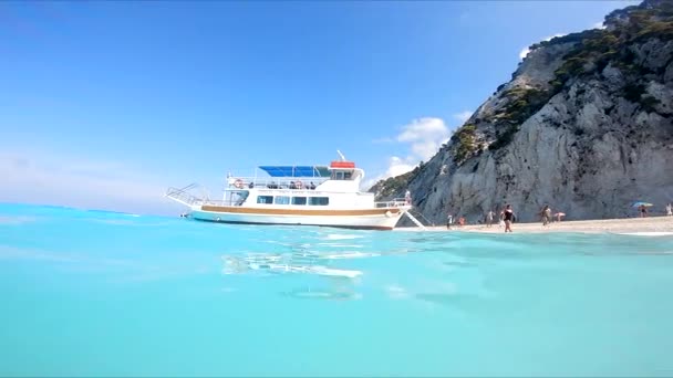 Toeristische boot aan zee strand Griekenland vakantie — Stockvideo