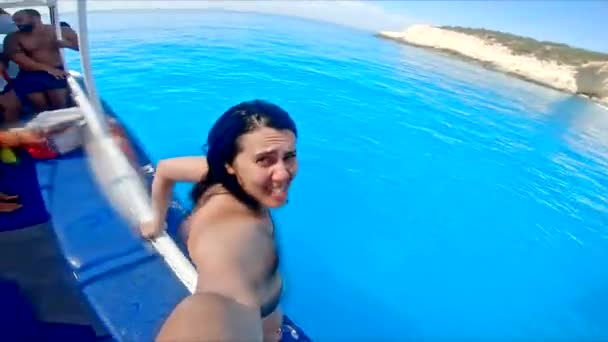 레프카다, 그리스 - 2021 년 9 월 4 일: 수영복을 입고 카메라로 이야기하는 여자 — 비디오