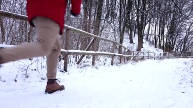 Kartopu oynayan çift kar parkında