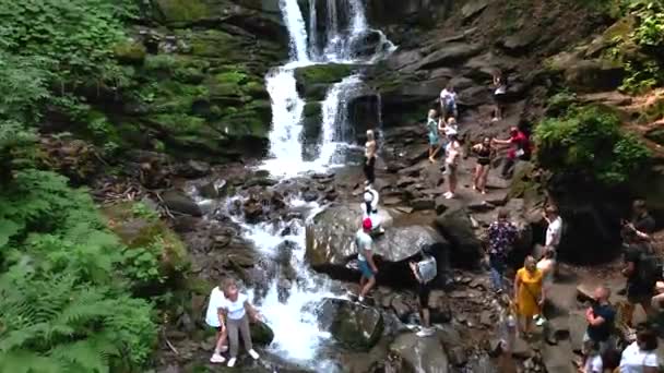 Pilipets, Oekraïne - 17 Juli 2021: toeristen mensen in de buurt van waterval oriëntatiepunt — Stockvideo