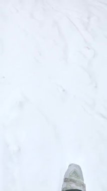 Skilift panoramik dağların dikey görüntüsünden çekim yapan kayakçı