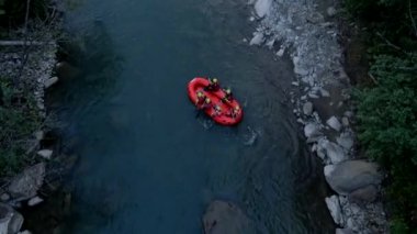 Mountain River 'da rafting manzarası