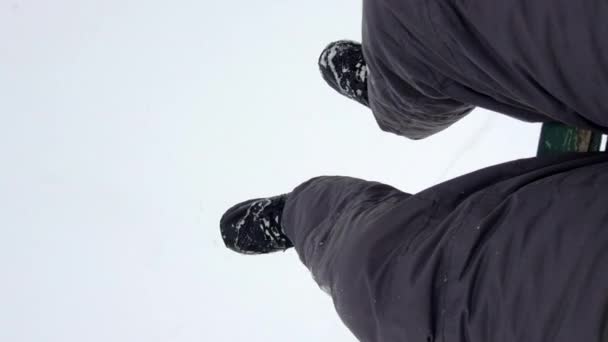 Blick auf Beine in Snowboardstiefeln am Sessellift — Stockvideo