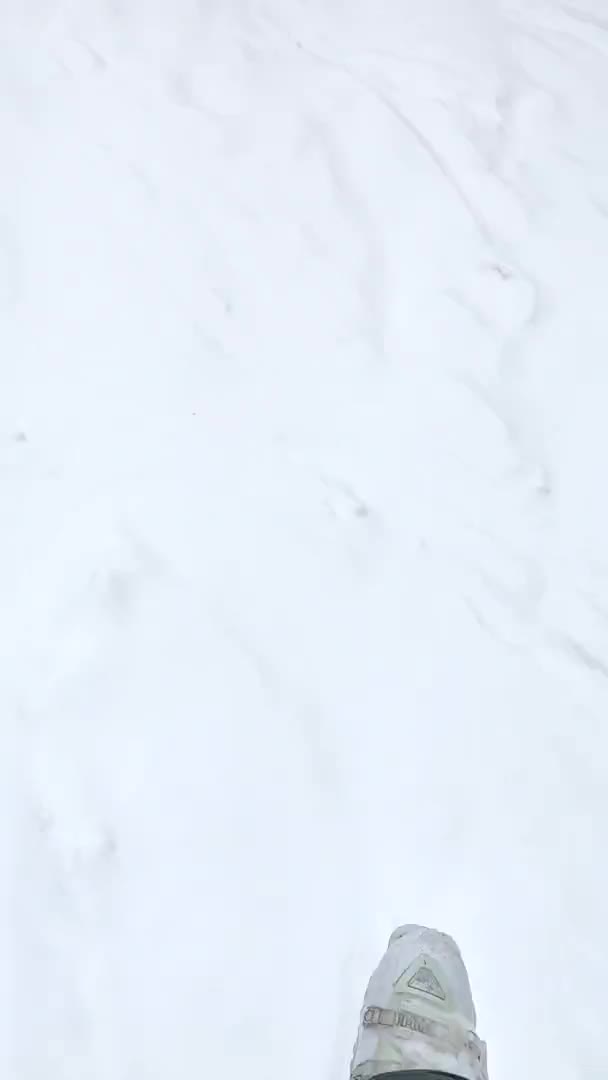 滑雪者从高山全景垂直录像拍摄 — 图库视频影像