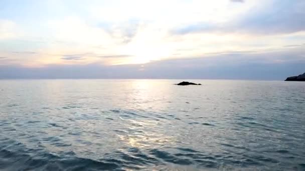 Захід сонця над грецьким морським пляжем — стокове відео