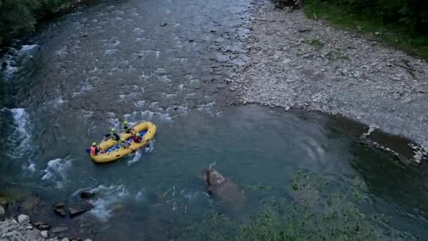 Vista aérea del rafting en el río de montaña — Vídeos de Stock