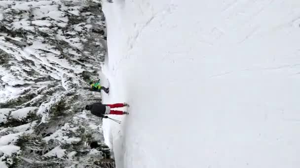Człowiek snowboardzista jazda na śniegu stoku w pięknych górach — Wideo stockowe