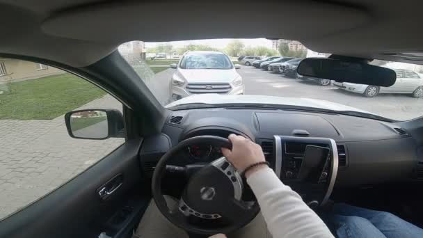 Άνθρωπος οδήγησης οδήγησης άποψη του αυτοκινήτου — Αρχείο Βίντεο