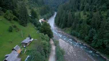 Mountain River 'da rafting manzarası