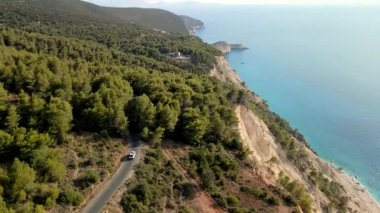 Araç dağlardaki Yunan adası yolunda ilerliyor.