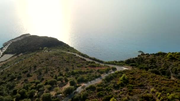 Suv viagem de carro na ilha grega estrada nas montanhas — Vídeo de Stock