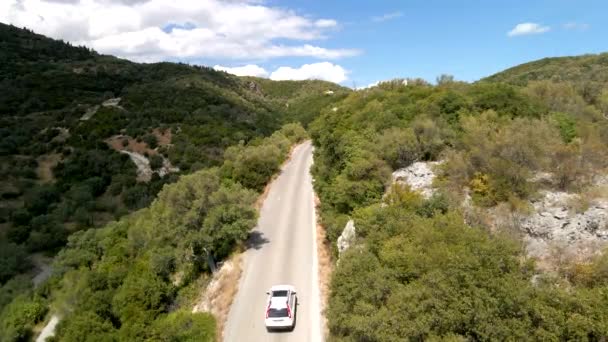 Vista aérea del coche todoterreno en la carretera en la carretera de las montañas en la isla Lefkada — Vídeo de stock