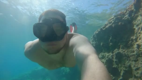 Pareja besándose bajo el agua en las máscaras de buceo — Vídeo de stock