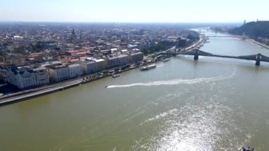 hava manzaralı Budapeşte şehri Tuna nehri tekneli