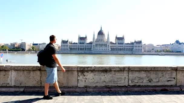 Homem viajante tirar fotos do edifício do parlamento mais barato — Vídeo de Stock