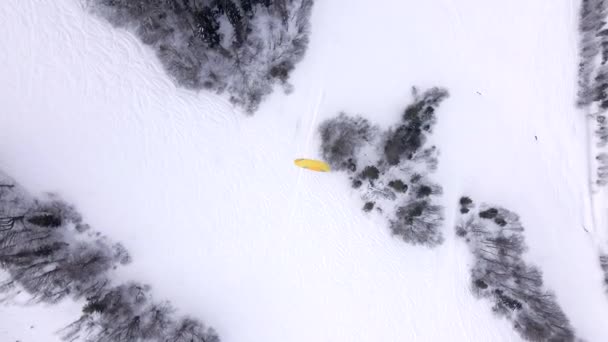 Parapendio sciatore sopra la stazione sciistica — Video Stock