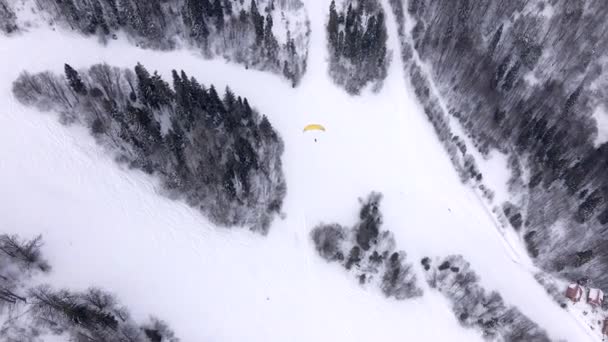 滑雪者滑行滑雪场上方 — 图库视频影像