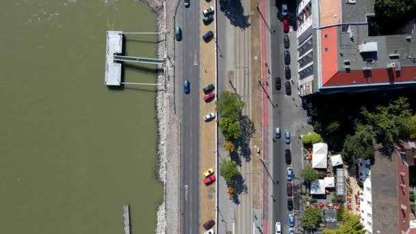 Vista aérea da estrada de rua mais barata perto do rio Danúbio — Vídeo de Stock