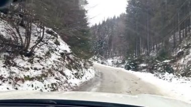 Karlı dağ yolunda araba sürmek