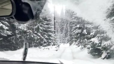 Karlı dağ yolunda araba sürmek
